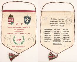A 3-1 Magyarország - Brazília VB mérkőzés 30 éves évfordulója alkalmából készített zászló (Grosics Gyula, Puskás Ferenc, Hidegkuti Nándor, Albert Flórián, Rákosi Gyula és további 12 személy által aláírt példány)