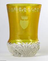 Címeres csiszolt sárga üveg pohár 19. század második fele