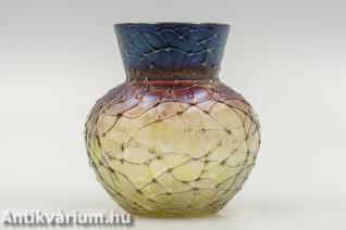 Kralik szecessziós irizált üveg váza 20. század eleje 10 cm