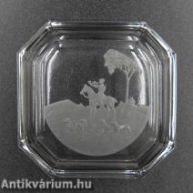 Heinrich Hoffmann vadászjelenetes színtelen art deco üveg tálka 20. század eleje 6,5 cm