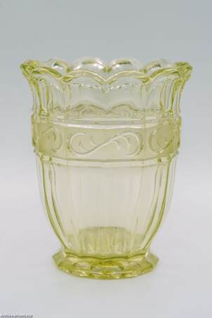 - Art deco sárgászöld üveg váza 1930 – Aukció – Gyűjteményárverezés: 2. üveg árverés, 2023. 01.