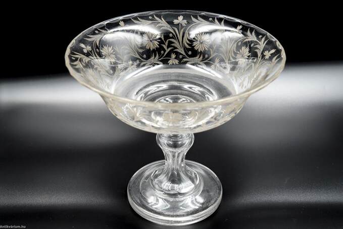  - Áttetsző csiszolt talpas üvegtál - asztalközép 19. század második fele – Aukció – Gyűjteményárverezés: 2. üveg árverés, 2023. 01.