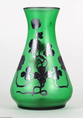 Carl Goldberg, Karl Goldberg,  - Carl Goldberg szecessziós zöld szatén üveg váza 20. század eleje – Aukció – Gyűjteményárverezés: 2. üveg árverés, 2023. 01.