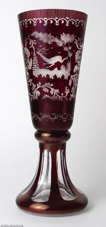  Egermann,  - Egermann kézzel csiszolt bordó üveg váza 20. század első fele – Aukció – Gyűjteményárverezés: 2. üveg árverés, 2023. 01.