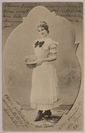  - Ételkészítő hölgy - nő divatos ruhában - női divat - Bojár Teruska - képeslap, 1902 – Aukció – 7. online aukció, 2018. 12.
