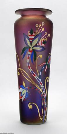  Poschinger,  - Irizáló, festett, jelzett, art deco üveg váza – Aukció – Gyűjteményárverezés: Első üveg árverés, 2022. 11.