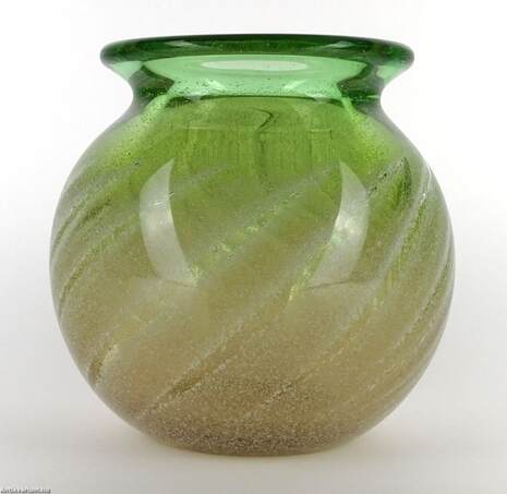  - Jan Beranek zöld üveg váza - Tervezte: Ladislav Palecek 1970 – Aukció – Gyűjteményárverezés: 2. üveg árverés, 2023. 01.