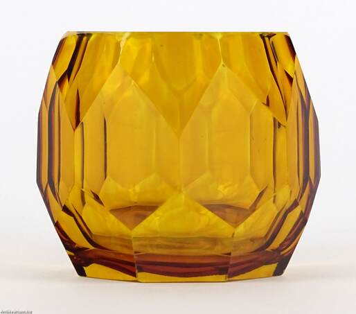 Josef Hoffmann,  - Josef Hoffmann art deco csiszolt borostyán színű üveg váza 1920 – Aukció – Gyűjteményárverezés: 2. üveg árverés, 2023. 01.