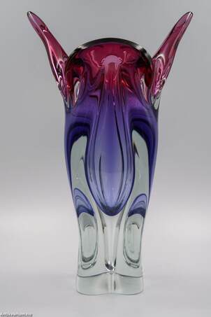  - Josef Hospodka Sommerso üveg váza, Chřibská 20. század második fele 32 cm – Aukció – Gyűjteményárverezés: 2. üveg árverés, 2023. 01.