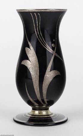 Michel Hermann,  - Michel Hermann art deco fekete üveg váza 20. század első fele – Aukció – Gyűjteményárverezés: 2. üveg árverés, 2023. 01.