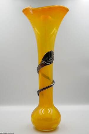  - Modern narancs üveg váza fémrátéttel 20. század második fele 43 cm  – Aukció – Gyűjteményárverezés: 2. üveg árverés, 2023. 01.