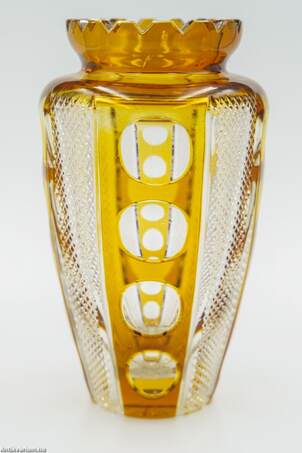  - Moser csiszolt borostyán színű art deco üveg váza 20. század első fele – Aukció – Gyűjteményárverezés: 2. üveg árverés, 2023. 01.