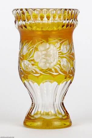 Ludwig Moser,  - Moser csiszolt borostyánszínű üveg váza 20. század első fele – Aukció – Gyűjteményárverezés: 2. üveg árverés, 2023. 01.